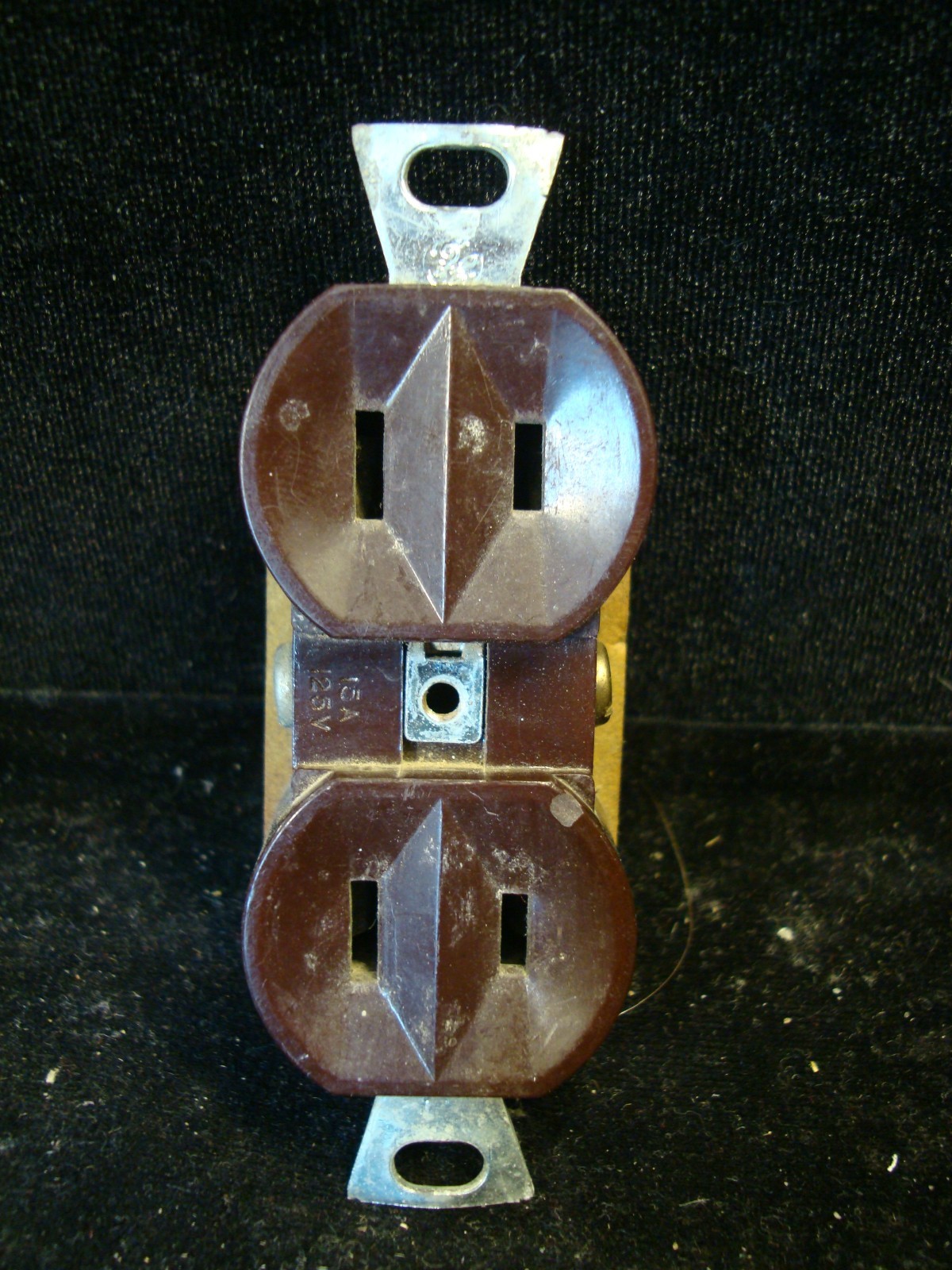 GE Brown 15a 125v 2 Prong Outlet