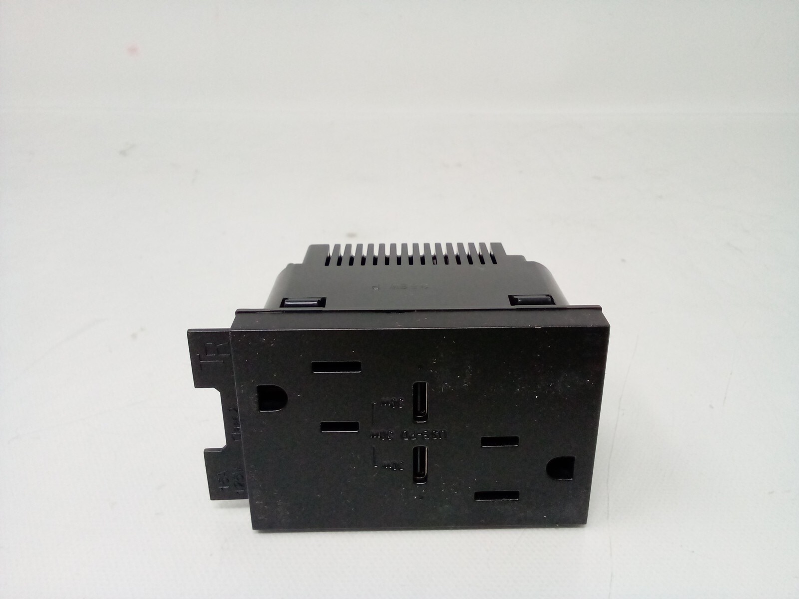 Legrand Adorne ULTRA FAST+PD PLS-SIZE USB-C OUTLET (30W 15A 125VAC)#ARTRUSB15PD3