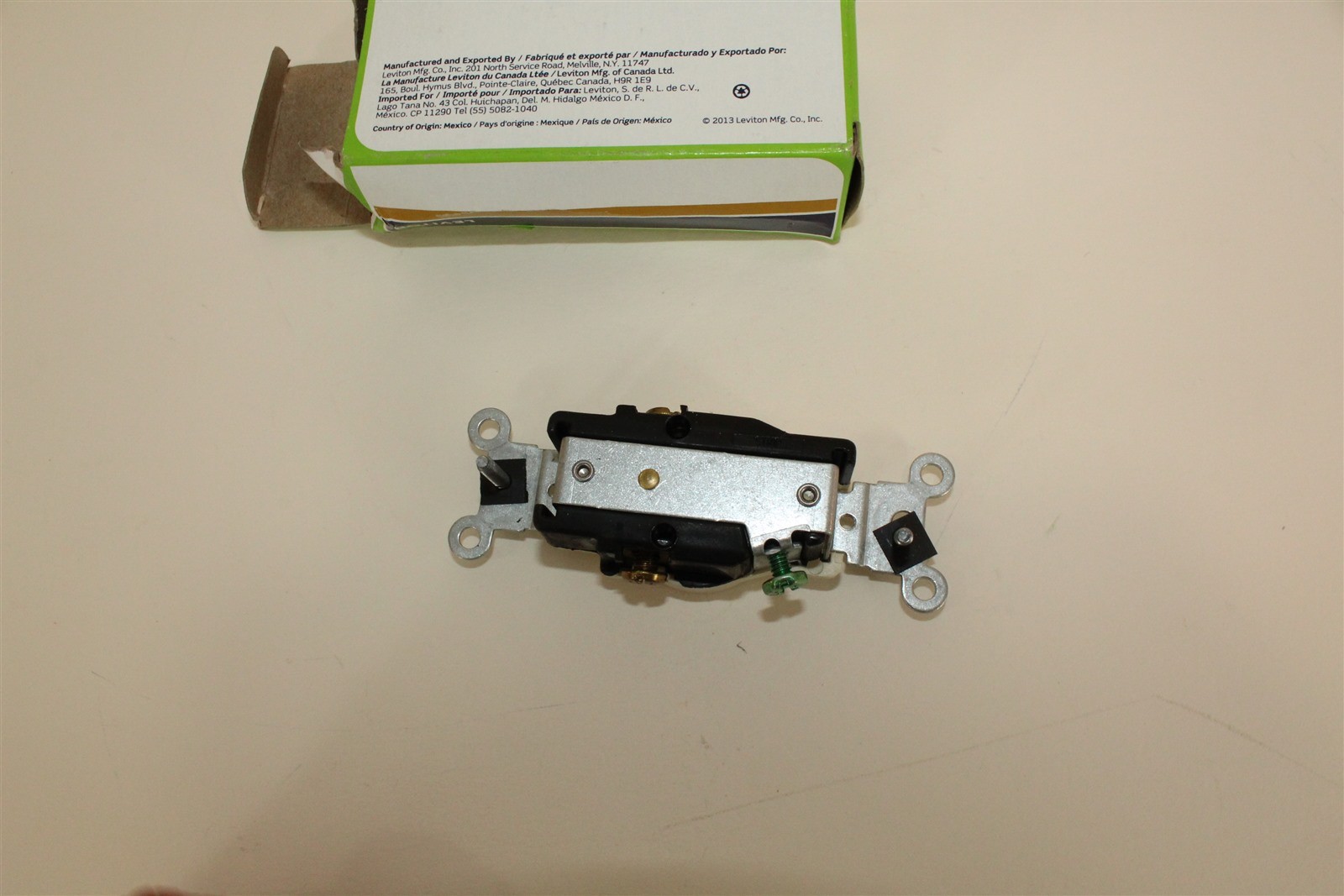 Receptacle 20A 250V Narrow Single Straight Blade Comm Grounding Ivory