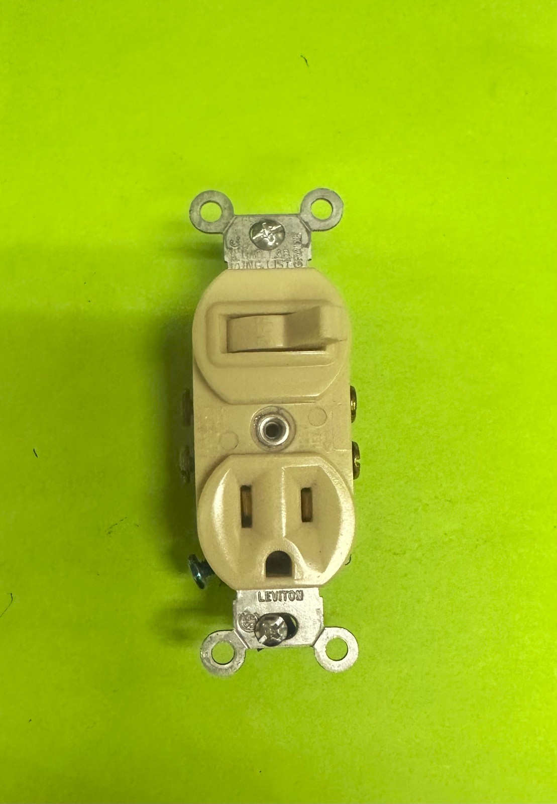 Leviton 5225-I COMBINATION SP Toggle Switch & Receptacle Outlet 15A 125V IVORY