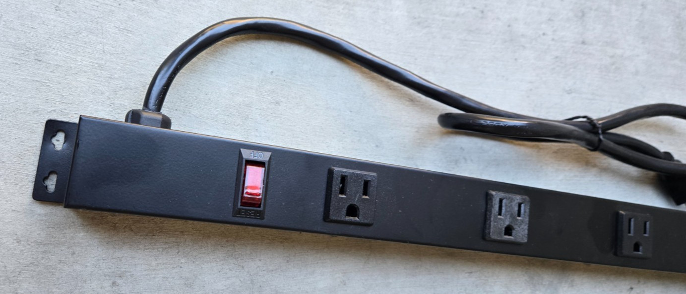 Intertek PYF-71-263 6-Outlet HeavyDuty Industrial Power strip 15A 125V 60Hz