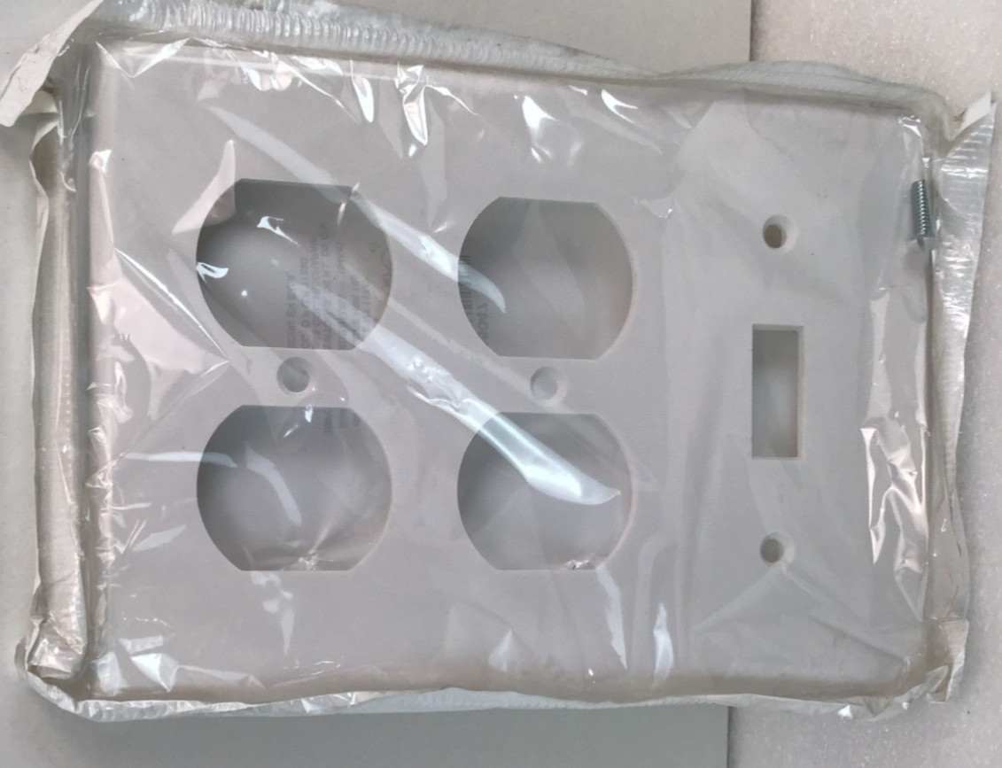 Lot 2 Leviton 002 88047 White 3G Combo Switch/Outlet Wallplate Duplex Receptacle