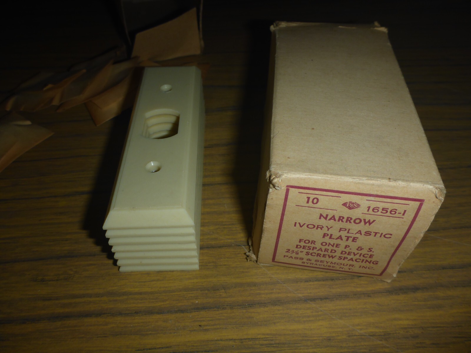 17 New 1656-1 box Pass & Seymour Narrow Ivory Plastic Wall Plate for One Despard