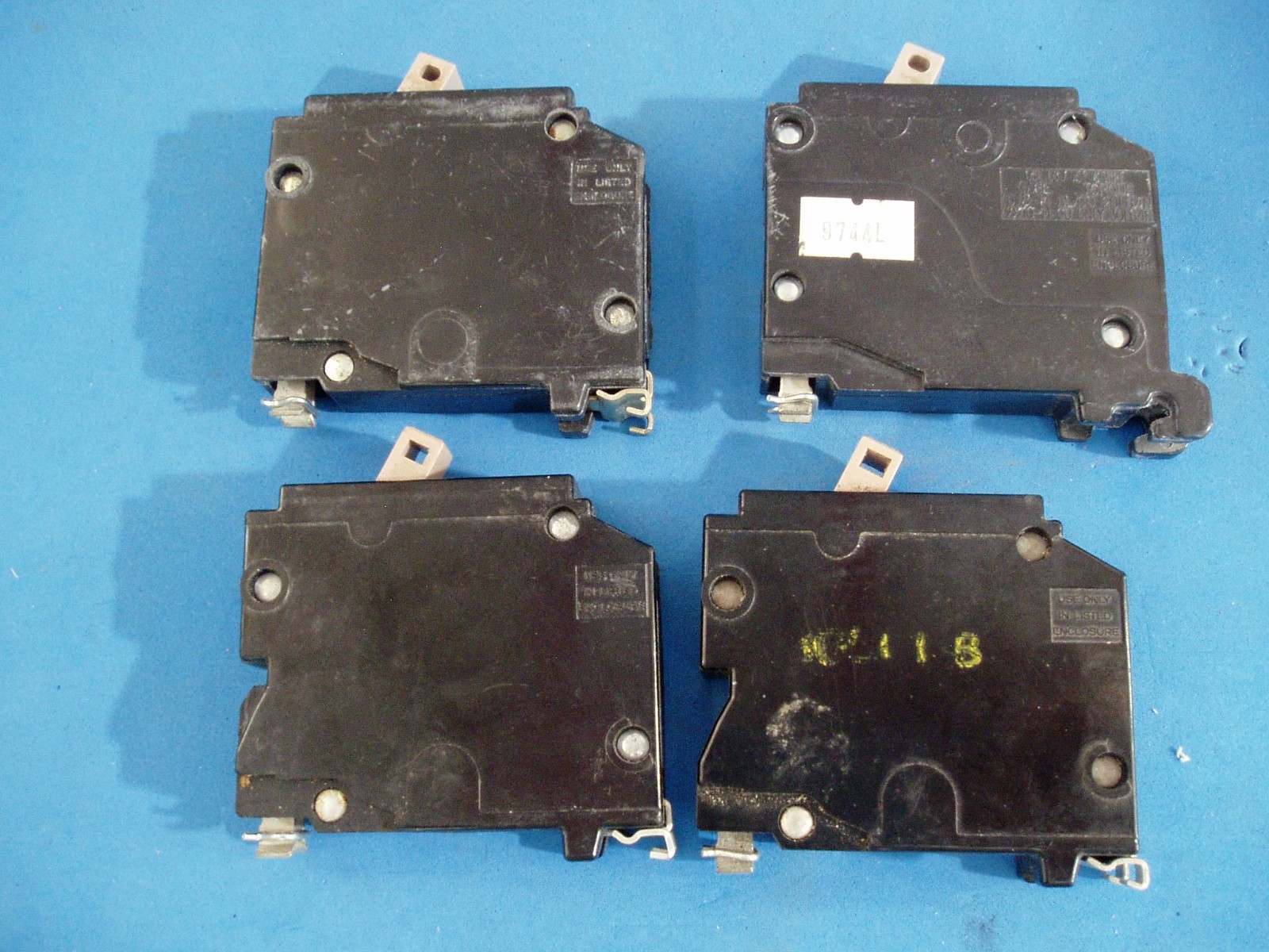 LOT OF 4 CUTLER HAMMER SINGLE POLE BREAKERS TYPE CH AL-CU 3-15A, 1-20A USA MADE