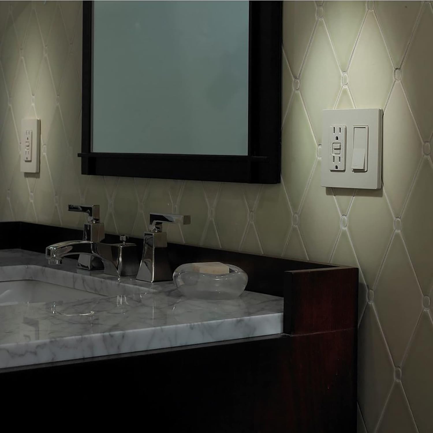 Decorator/Rocker Wallplate Set White 4-Pack