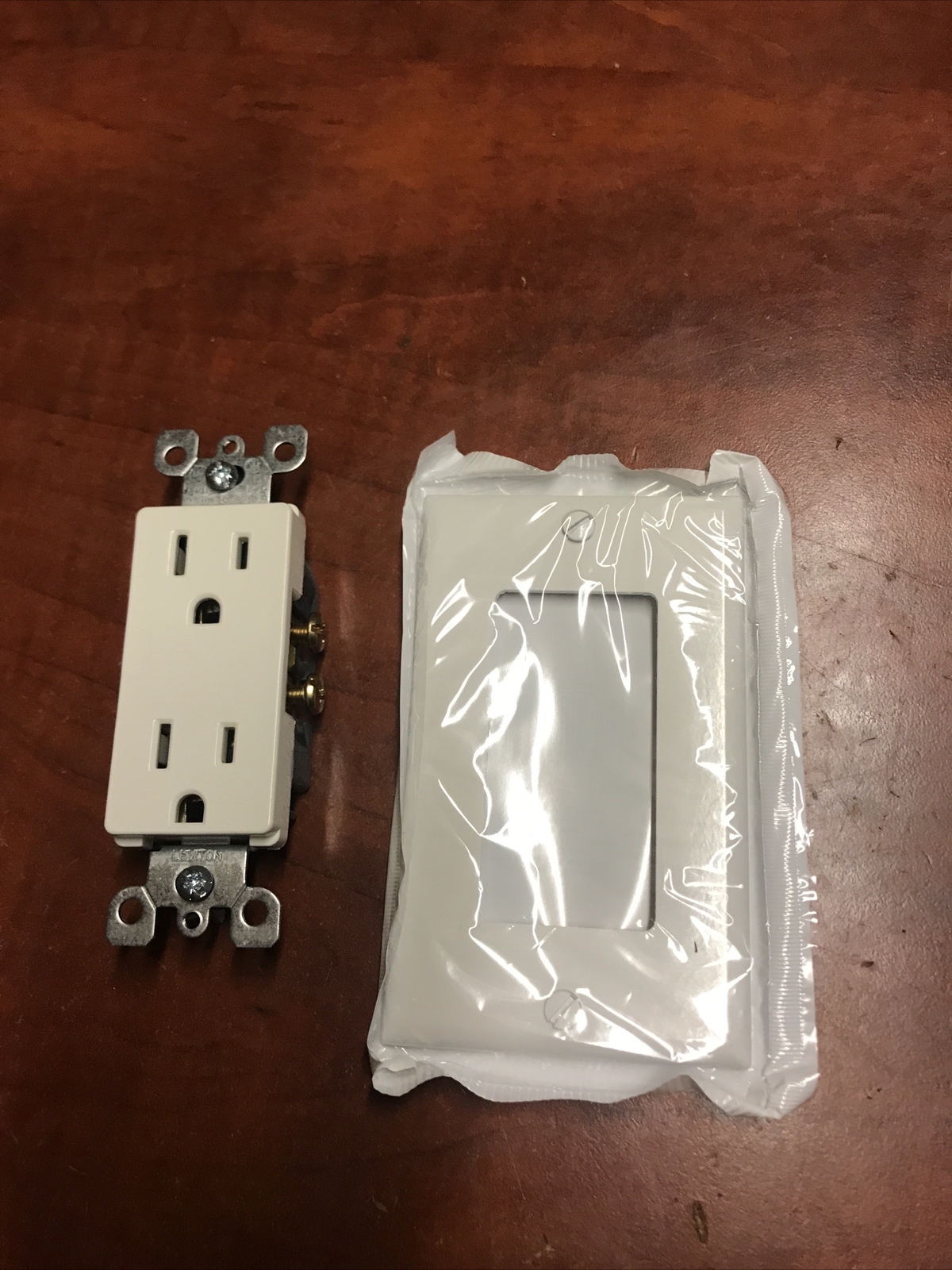 1x New Leviton Decora 15 amps 125 volt White Outlet 5-15R 5325-WMP w/Wallplate