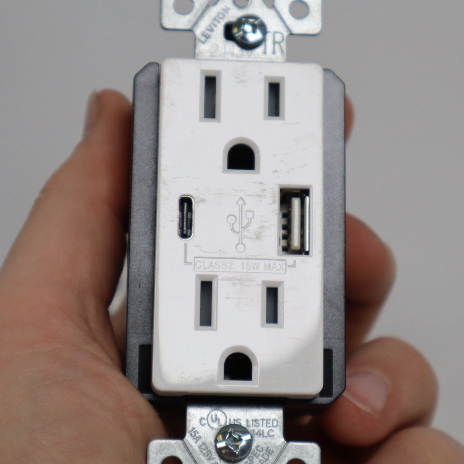 Leviton USB Type A/C In-Wall Charger Outlet T5638-W – Lot of 2 – Scuffed Plating