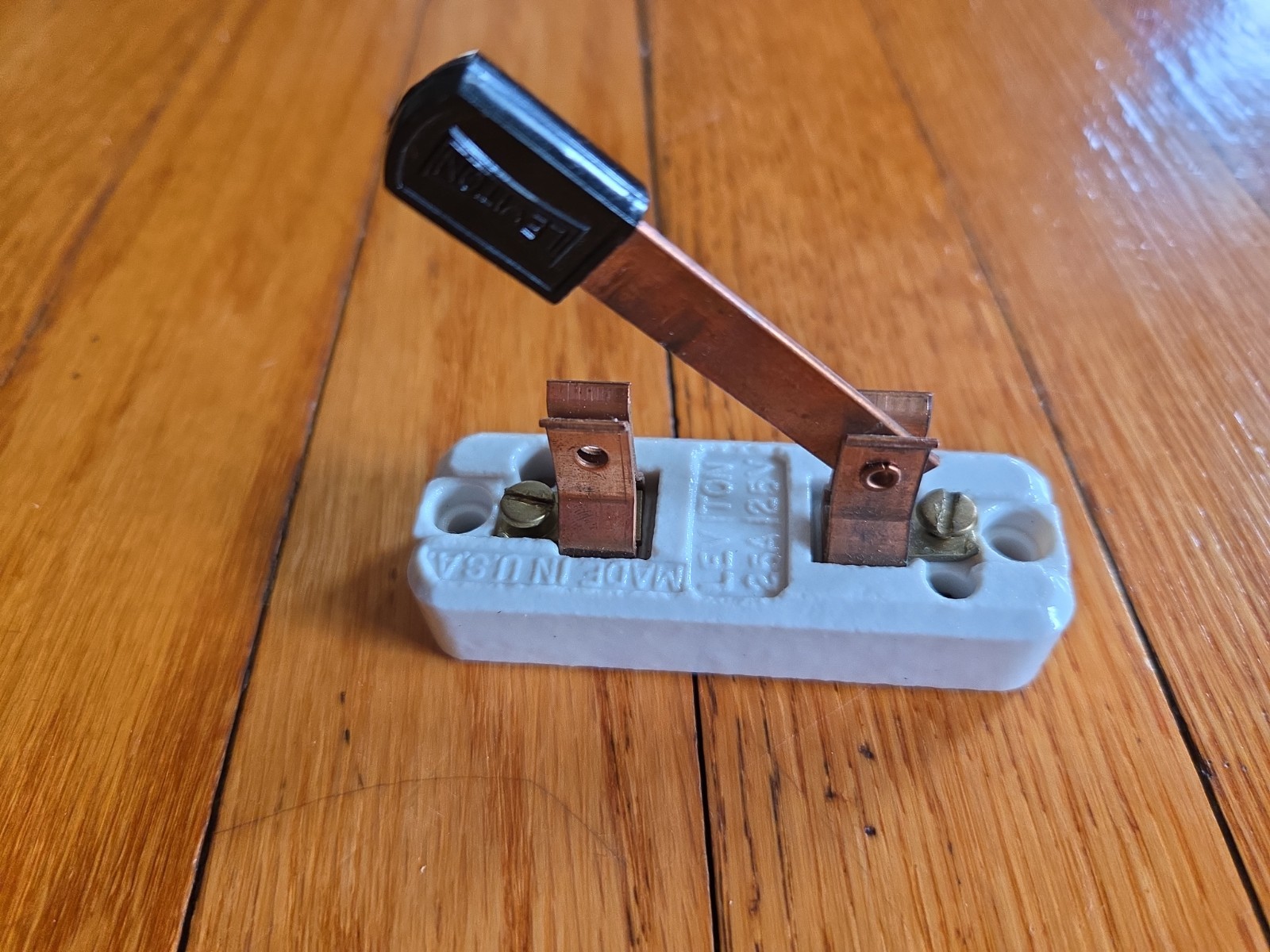VTG Leviton 9912 Porcelain Knife Switch 25A 125V Copper Industrial USA 3 3/16″