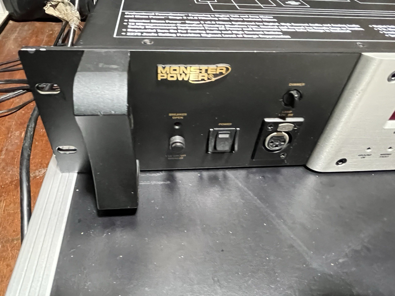 MONSTER POWER PRO 3500 Professional Reference Powercenter 14 Outlets