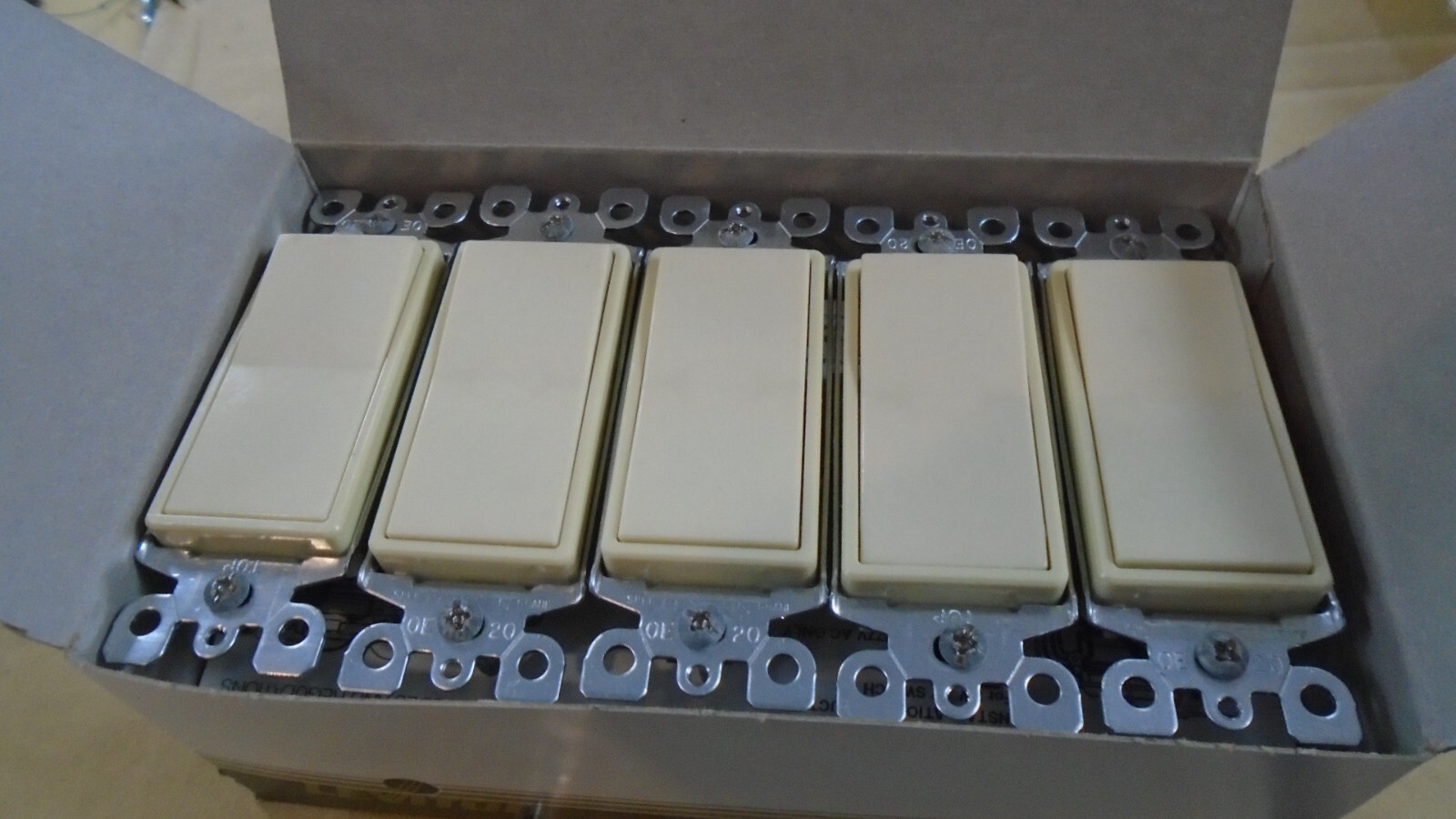 10-Pack Leviton 5601-I 15A 120/277V Decora Rocker SinglePole AC Switch LOT Ivory