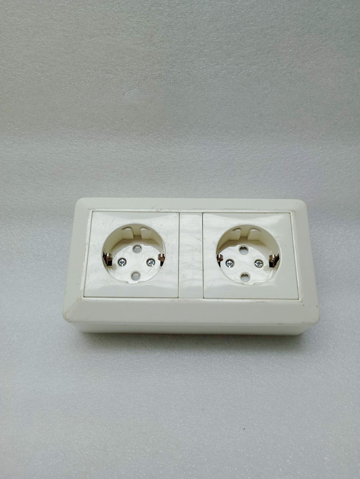 Flush mounted double socket JL/FS-CZ Series F676 L888 (LOT OF 2PC)