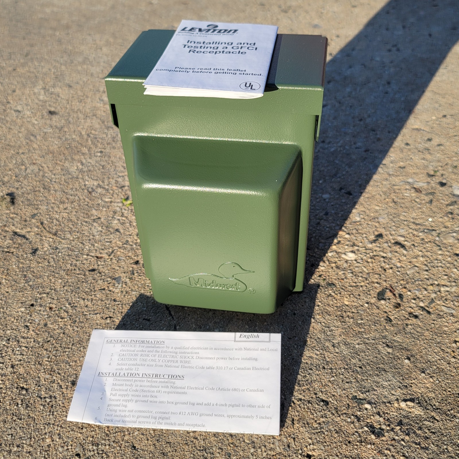 Midwest 20 Amp Backyard Outlet with 20A GFI Duplex and Toggle Switch U010S010GRP