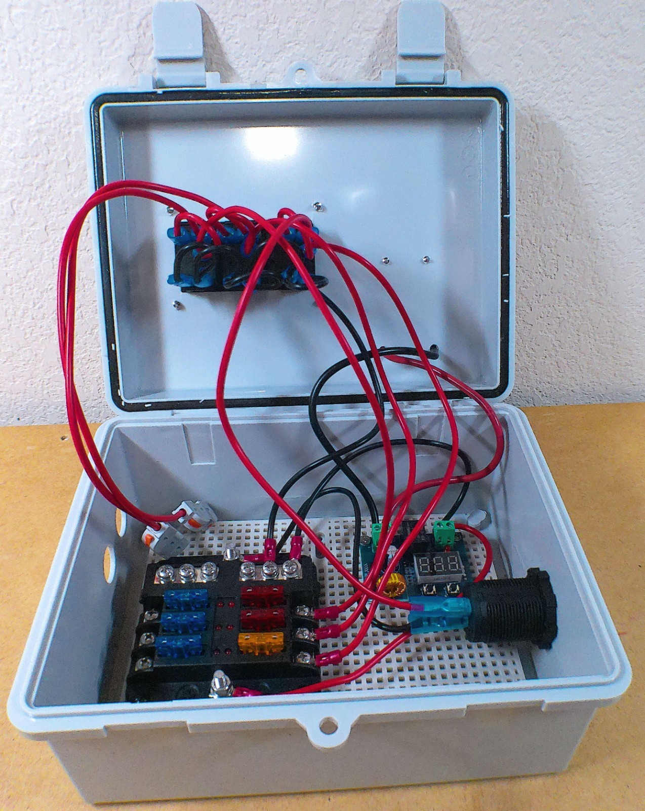 Power Distribution Box with Battery Adapter Fit for De.Walt 20V Battery