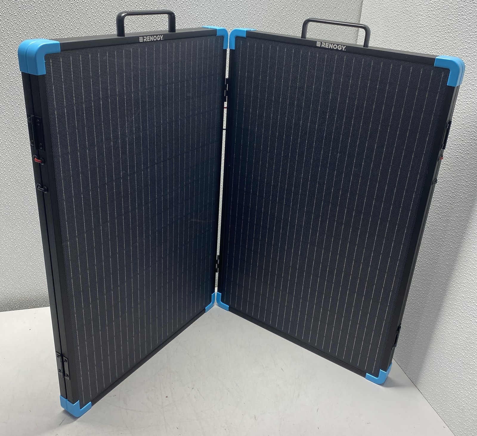 Renogy 220W Lightweight Portable Solar Suitcase RSP220LSC