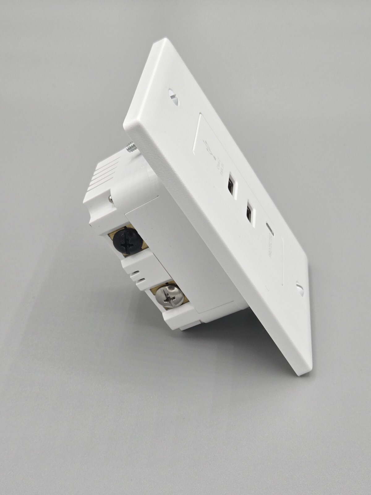 Insignia 3.6A 5V Surge Protected Dual USB Charging Outlet Single Gang
