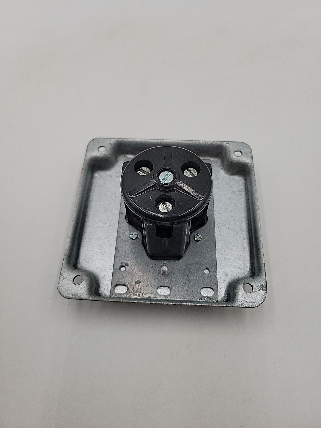 Leviton 30 Amp 125/250V NEMA 10-30R Receptacle Flush Mount with Metal Plate