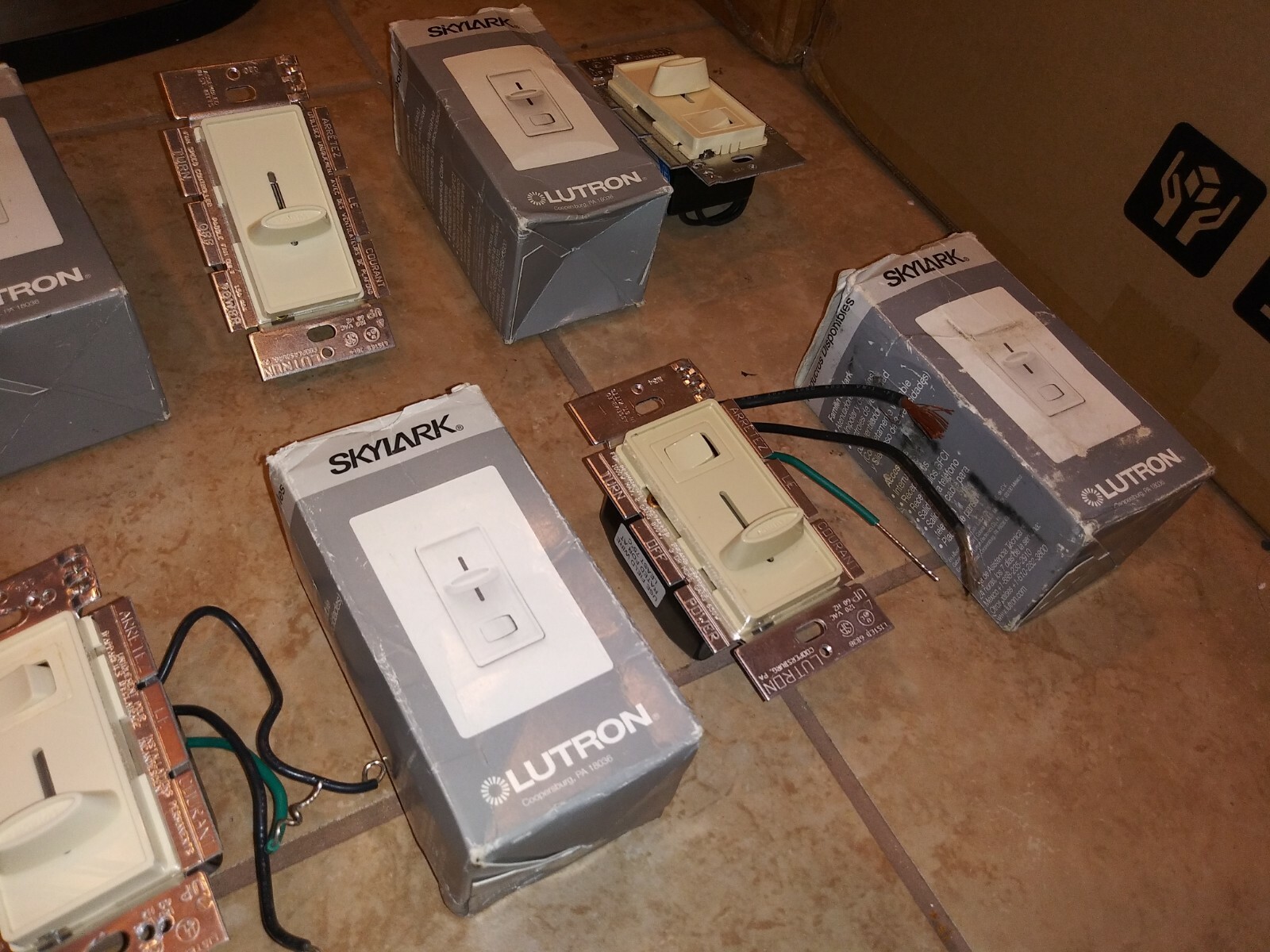 Lot of 6 Lutron S-600P & SFSQ-F SkyLark Single-Pole Dimmer – 3 NEW & 3 USED 6pcs