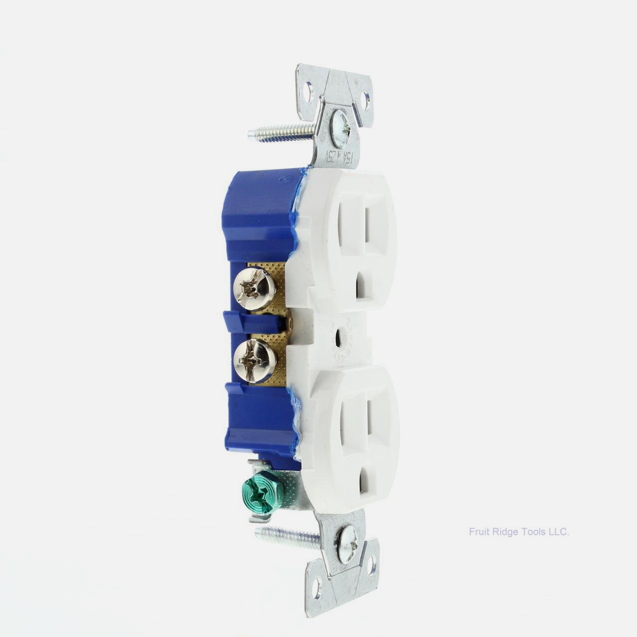 Cooper Residential White Outlet Duplex Receptacle NEMA 5-15R 15A 125V Bulk 270W