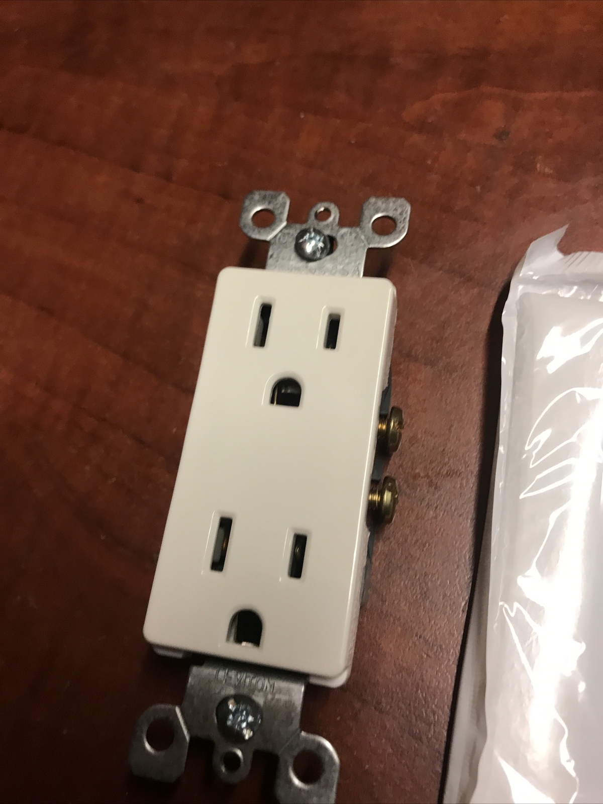 1x New Leviton Decora 15 amps 125 volt White Outlet 5-15R 5325-WMP w/Wallplate