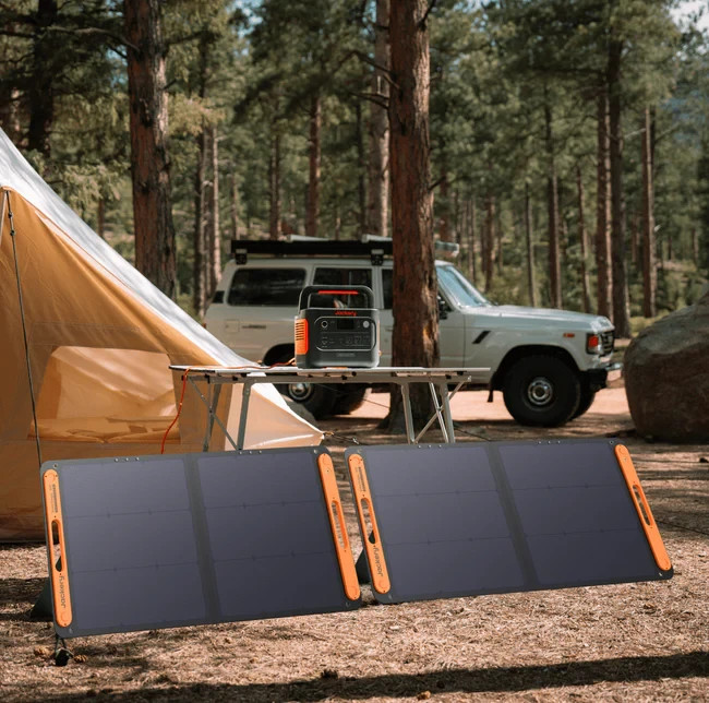 Jackery Explorer E1000V2 Solar Generator with SolarSaga 200W Solar Panel