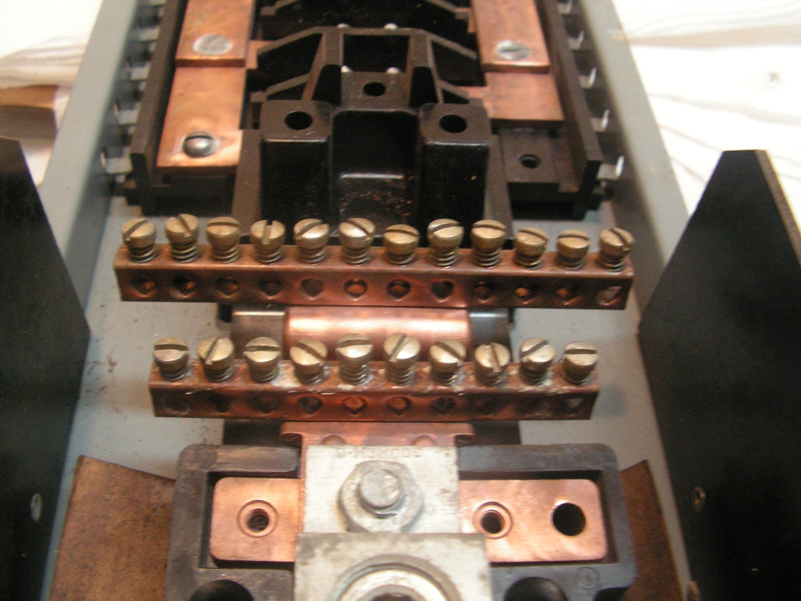 Cutler-Hammer Main Lug Busbar 150 Amps 30 Spaces 2 Sided Cat. No. CH30