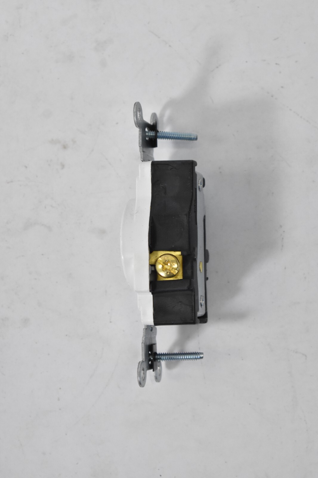 Leviton Plus+ 20 Amp Single Outlet 20A-250V Receptacle Electrical Log 5821-WS