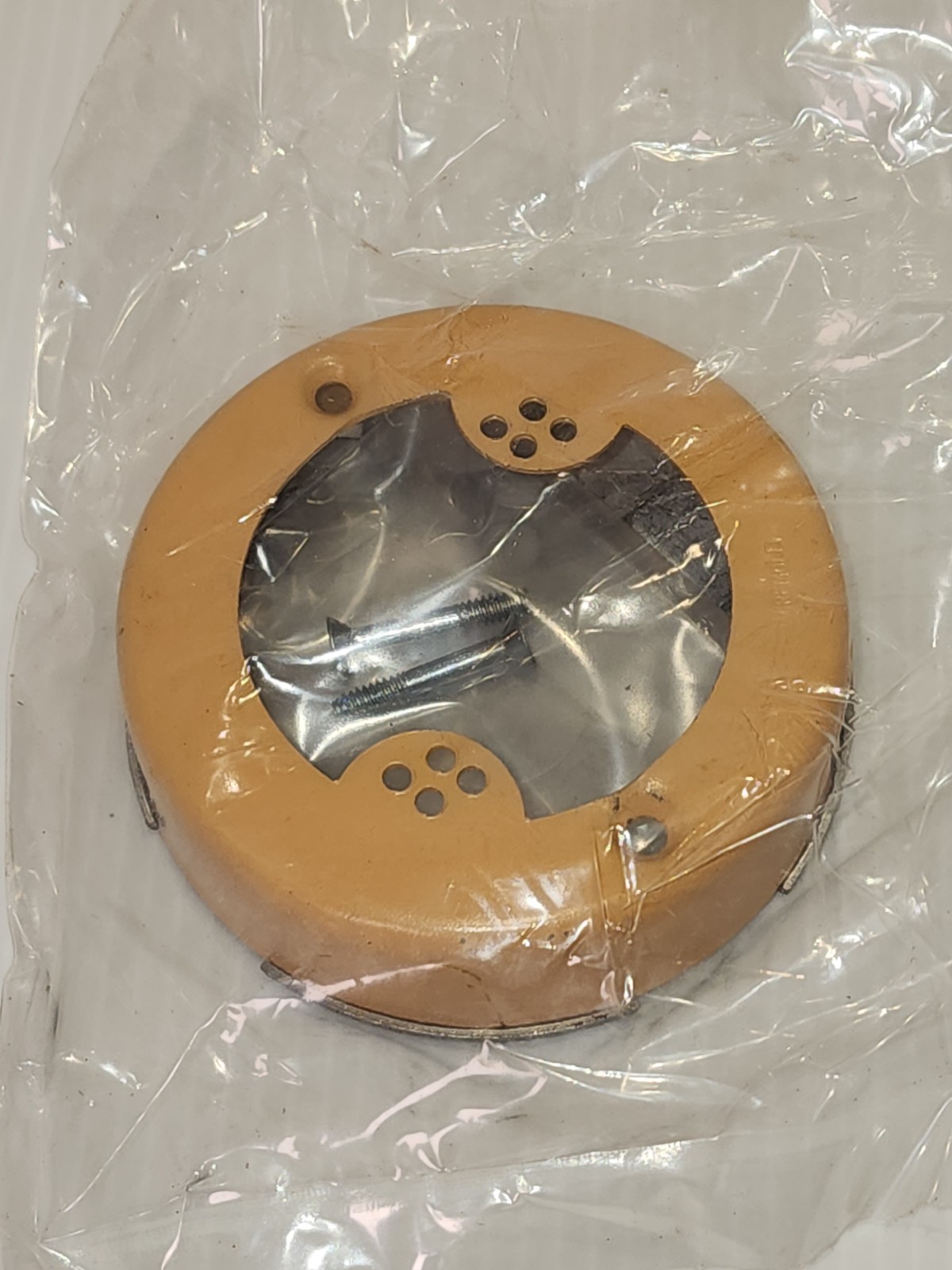 Wiremold 5733, Round Outlet Box, Buff, NEW, LOT OF 1