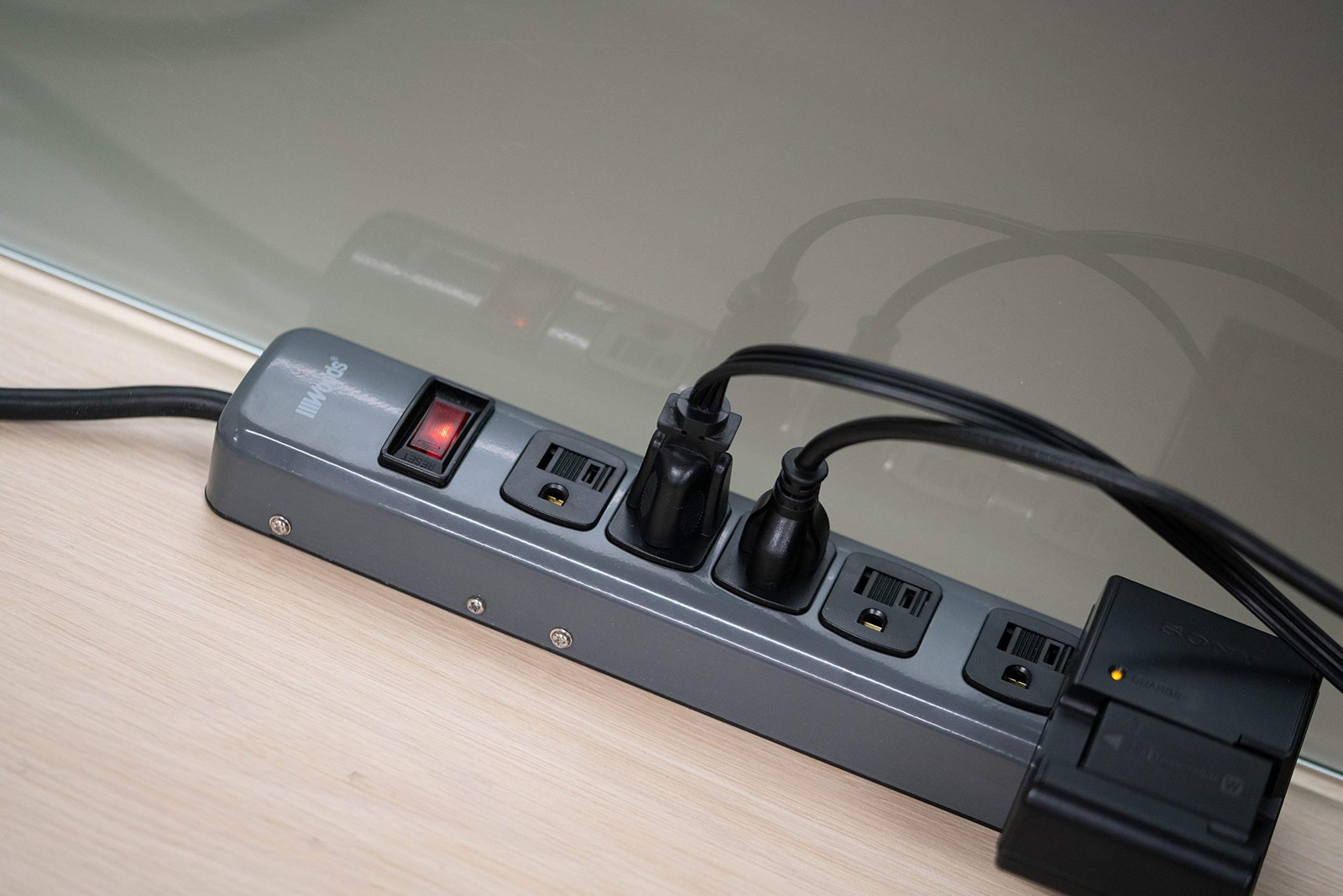 Southwire Woods Metal Power Strip – 6-Grounded Outlets – 5 foot, Dark Gray