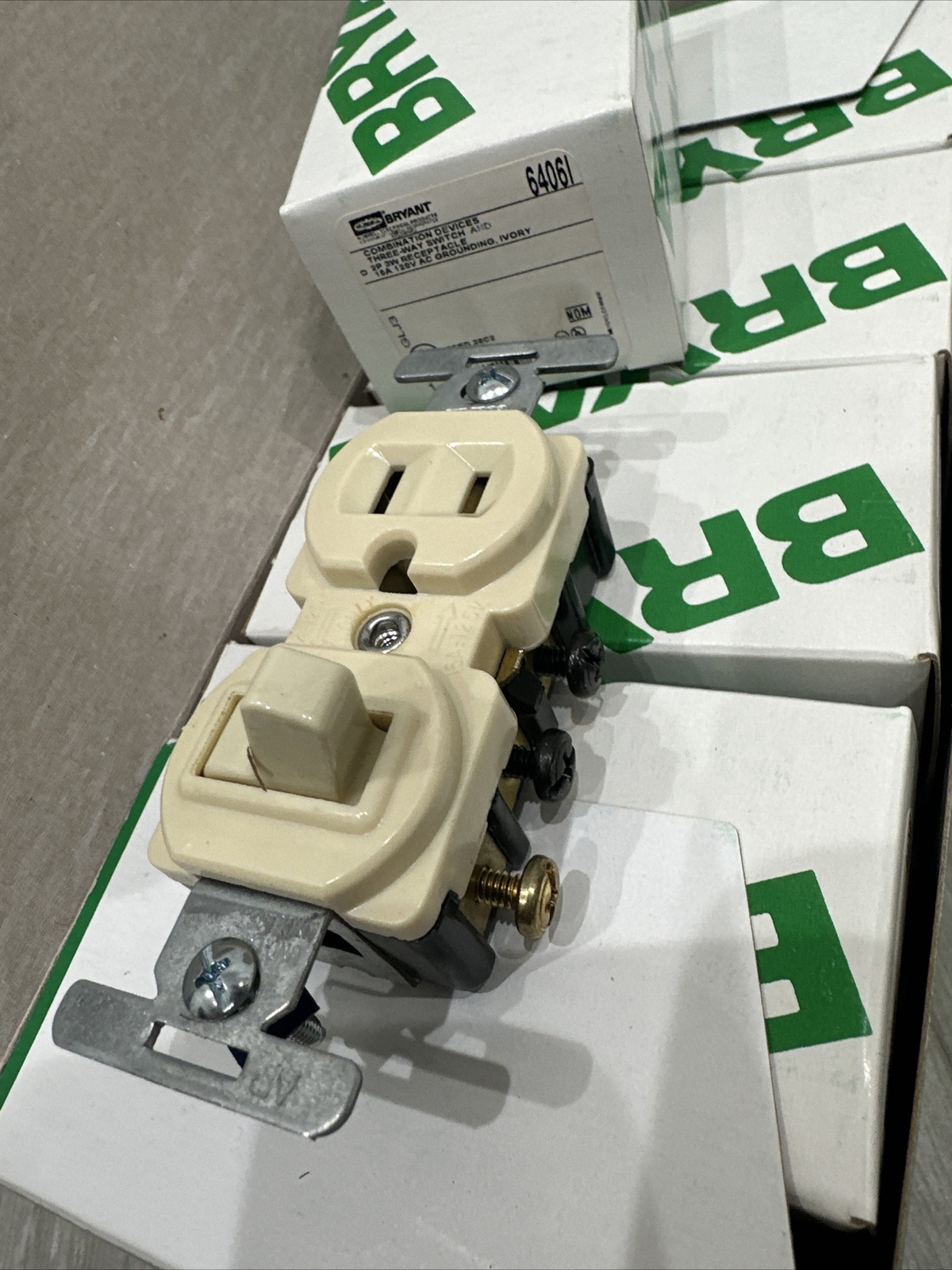 ⚡️(Qty 1)Bryant 6406I Combination 3-Way Switch & Receptacle 2P 3W 15A 120V Ivory