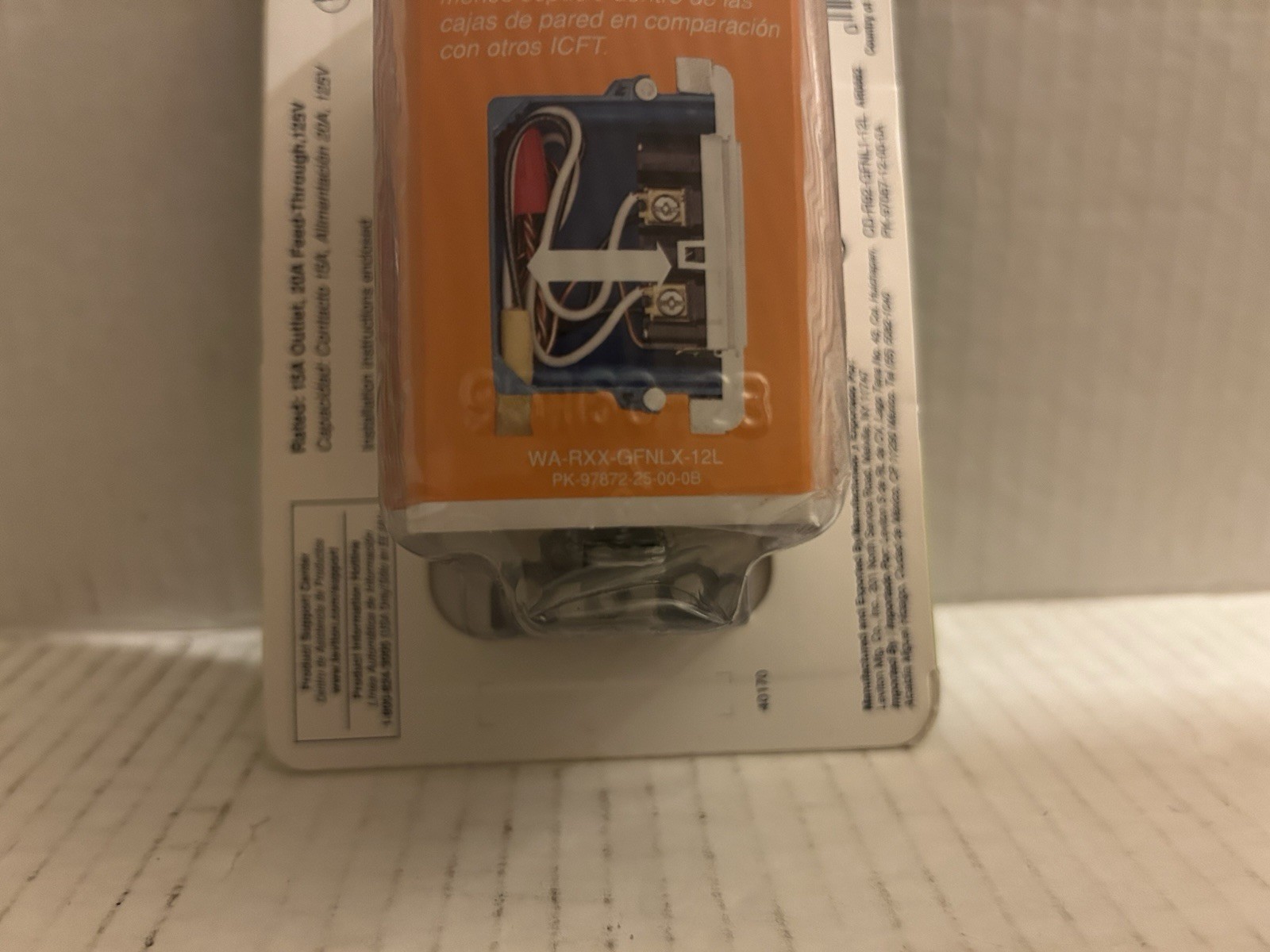 LEVITON 15A-125V WHITE Tamper-Resistant GFCI Outlet with Night Light GFNL1-W
