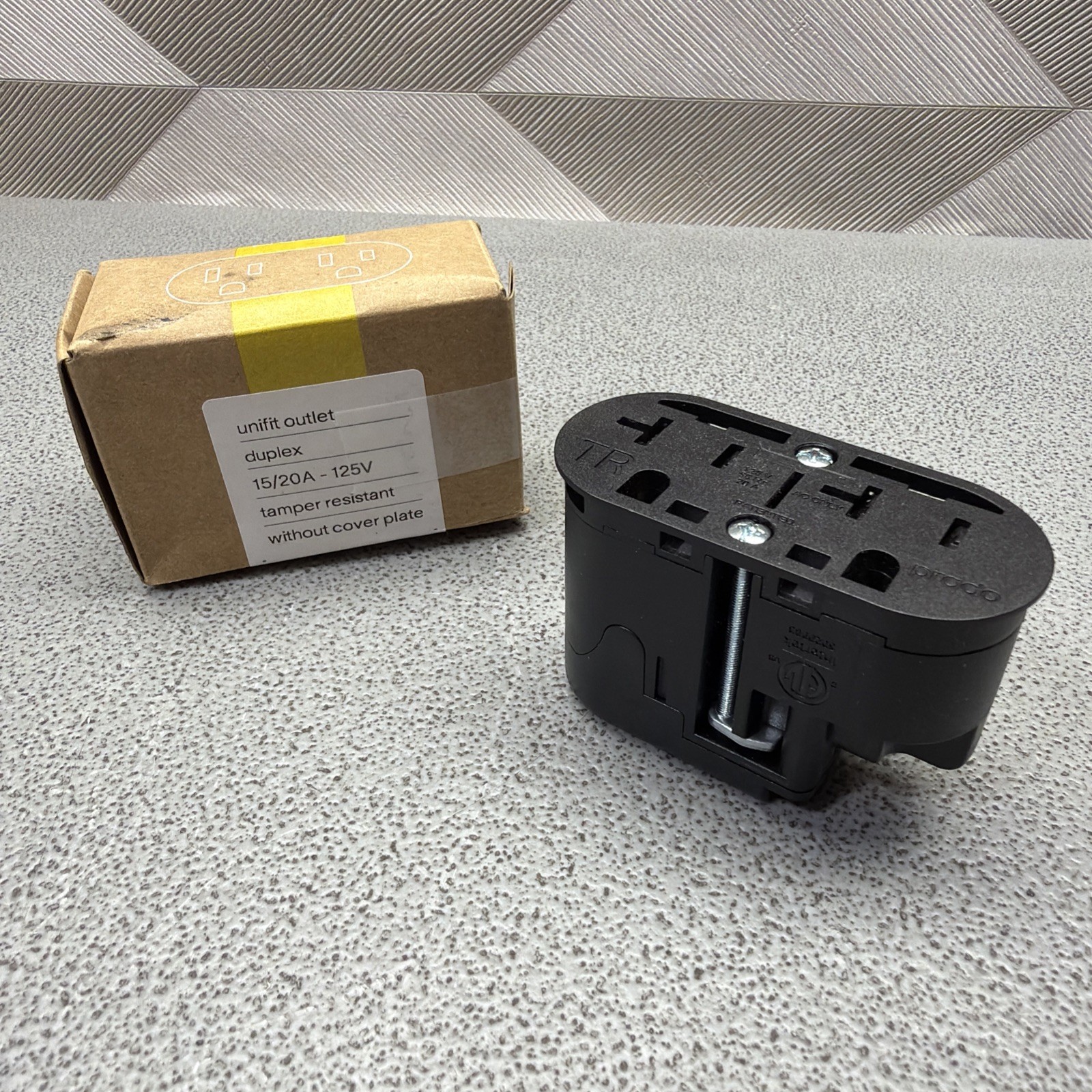 Prado Unifit outlet DUPLEX 15/20A 125V 9000-0006 Without Cover Plate