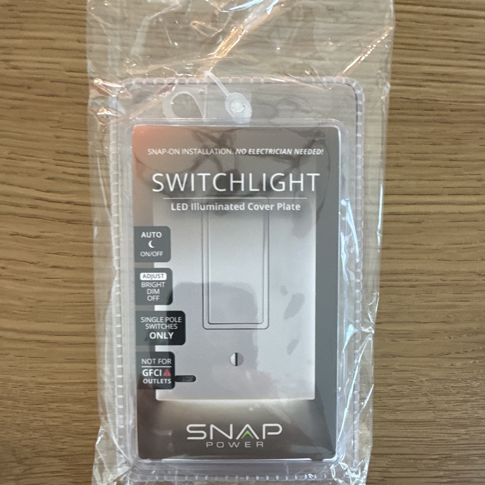 SnapPower SwitchLight LED Illuminated Auto On/Off Decorator Wall Plate White