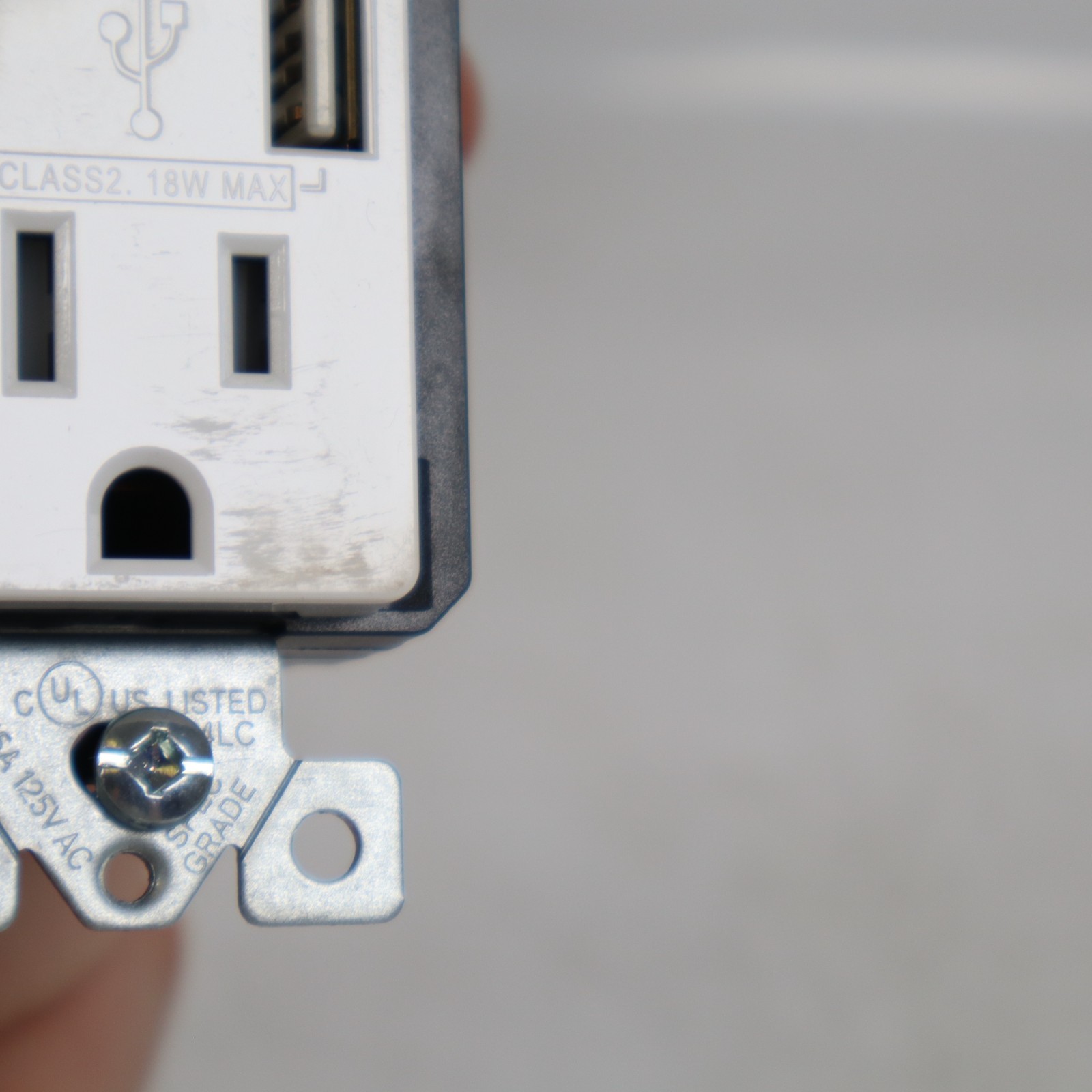 Leviton USB Type A/C In-Wall Charger Outlet T5638-W – Lot of 2 – Scuffed Plating