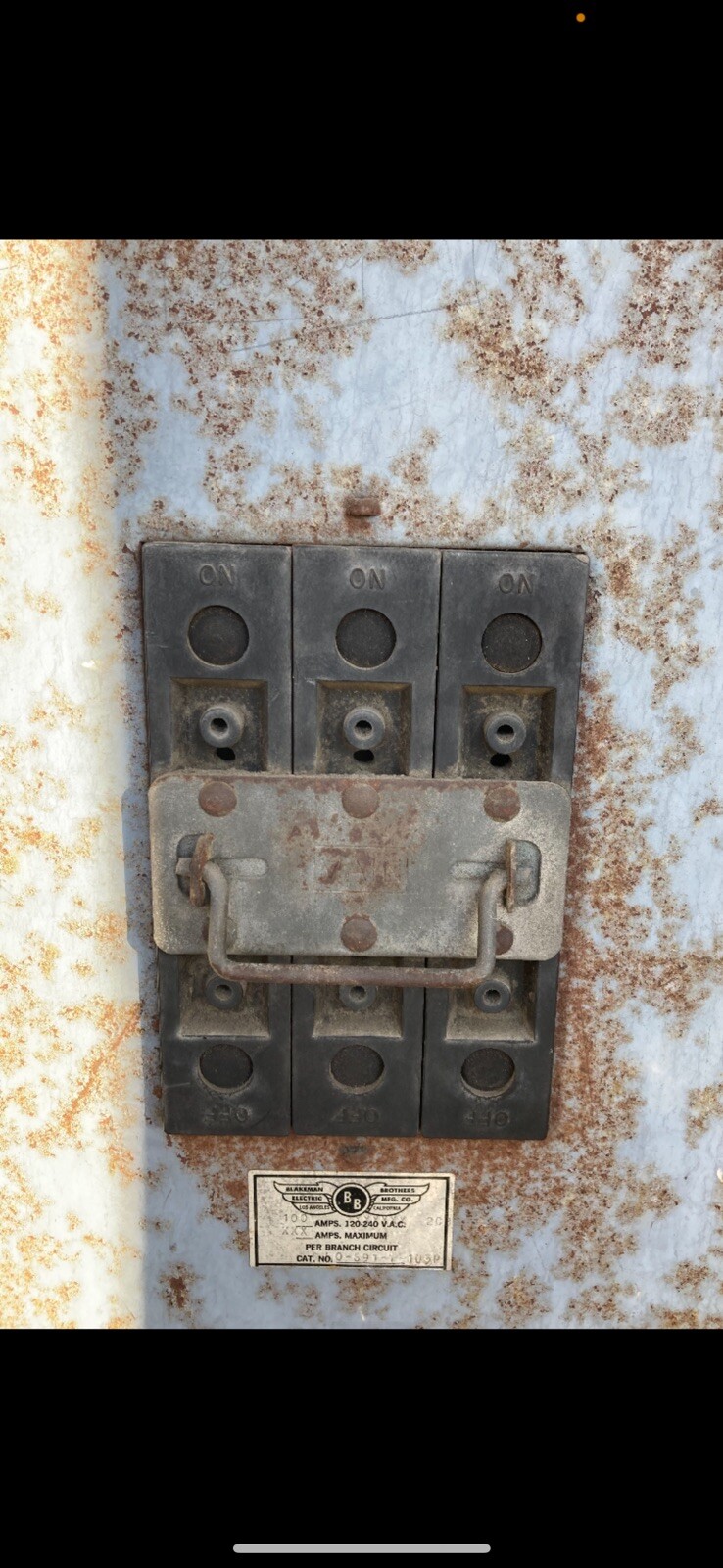 BLAKEMAN BROTHERS PULLOUT 100 AMP 240 VOLTS 3 PHASE OLD STYLE.