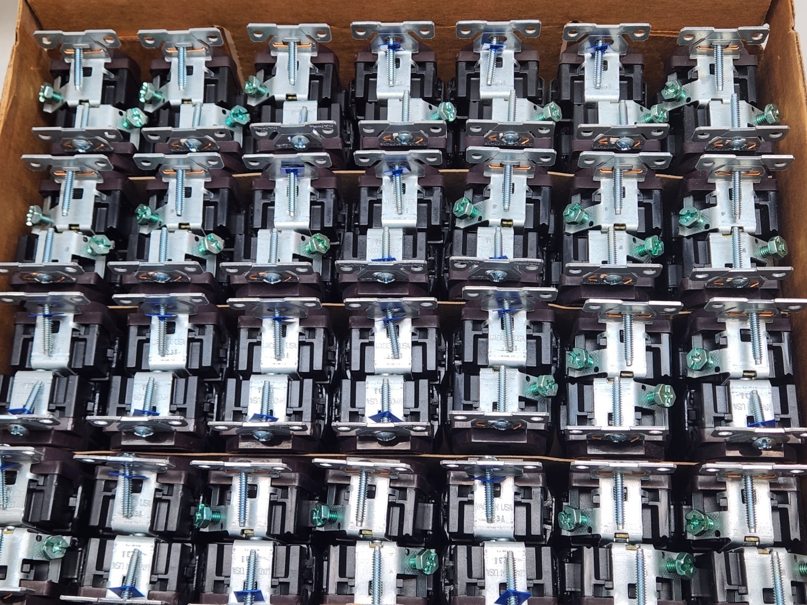 10 Pcs – EATON 15A 250V Brown NEMA 6-15R Duplex Outlet/Receptacle 5662CB 5662
