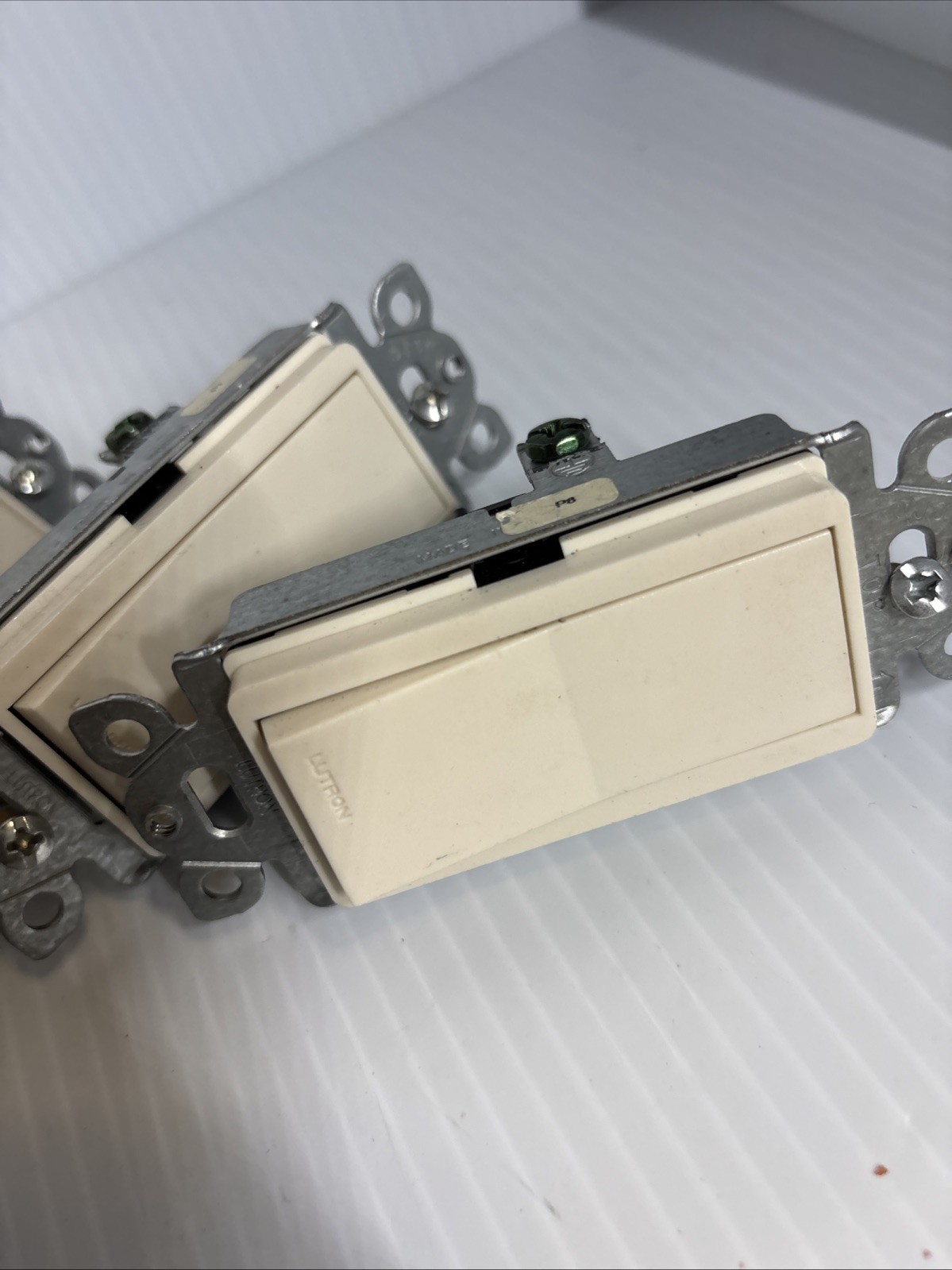 Lot Of 4 LUTRON single pole switch Beige finish (h)