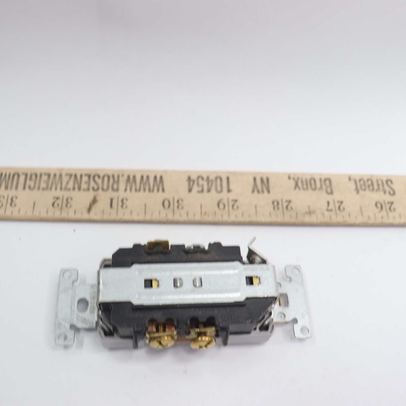 Leviton Narrow-Body Duplex Outlet Gray Industrial Grade 15A-125V R73-5252-GS