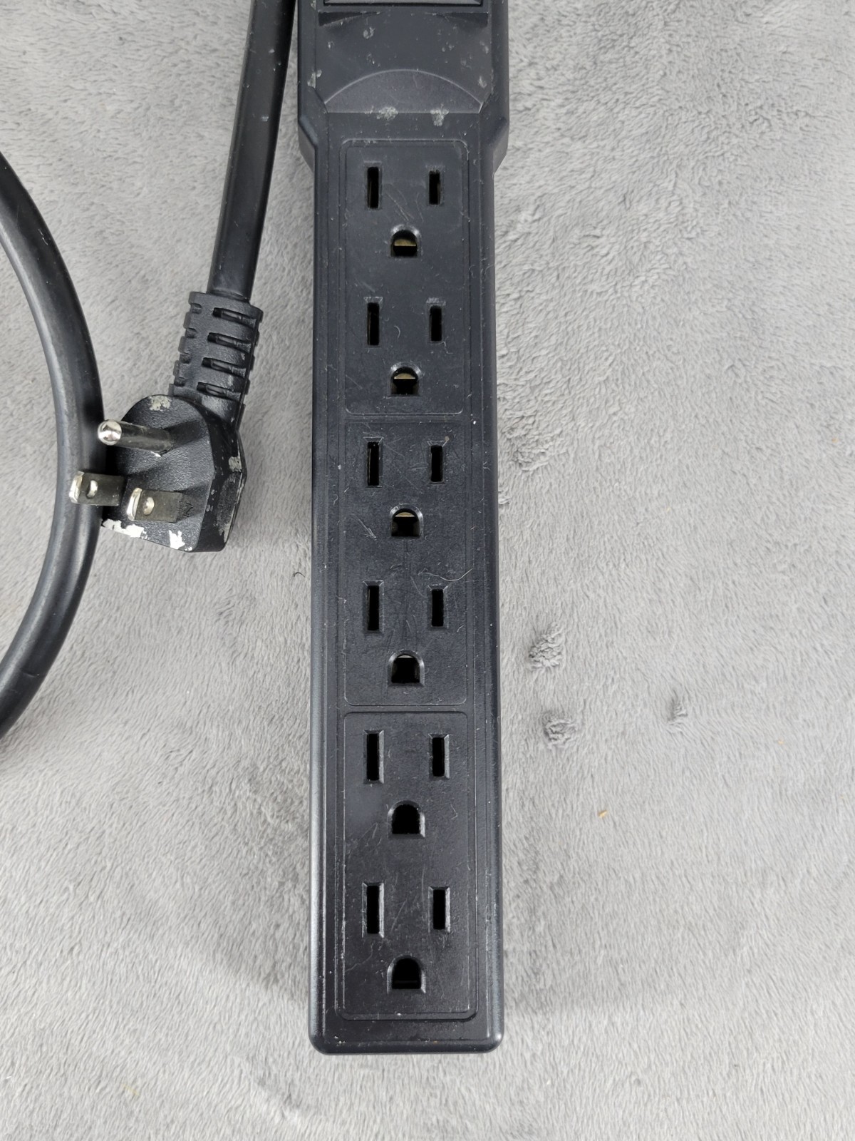 Steren 905-111 Black 125V 15A 60Hz Outlet Surge Protected Power Strip with Cord