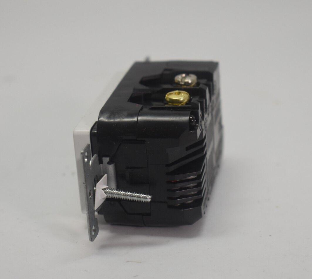 Leviton T5633-W Outlet 15 Amp Type C USB Charger Tamper Resistant White