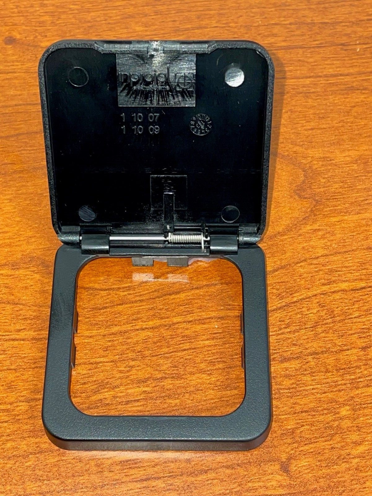 Surface mount Outlet w/flip cover, 5-15,120V, 2.36″ sq Inprojal 60KLFSCH/10020US