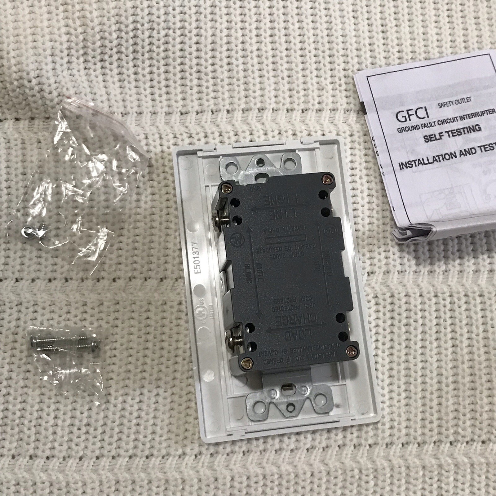 GFCI safety outlet 125v 60hz Ground Fault Circuit Interrupter | Self Testing