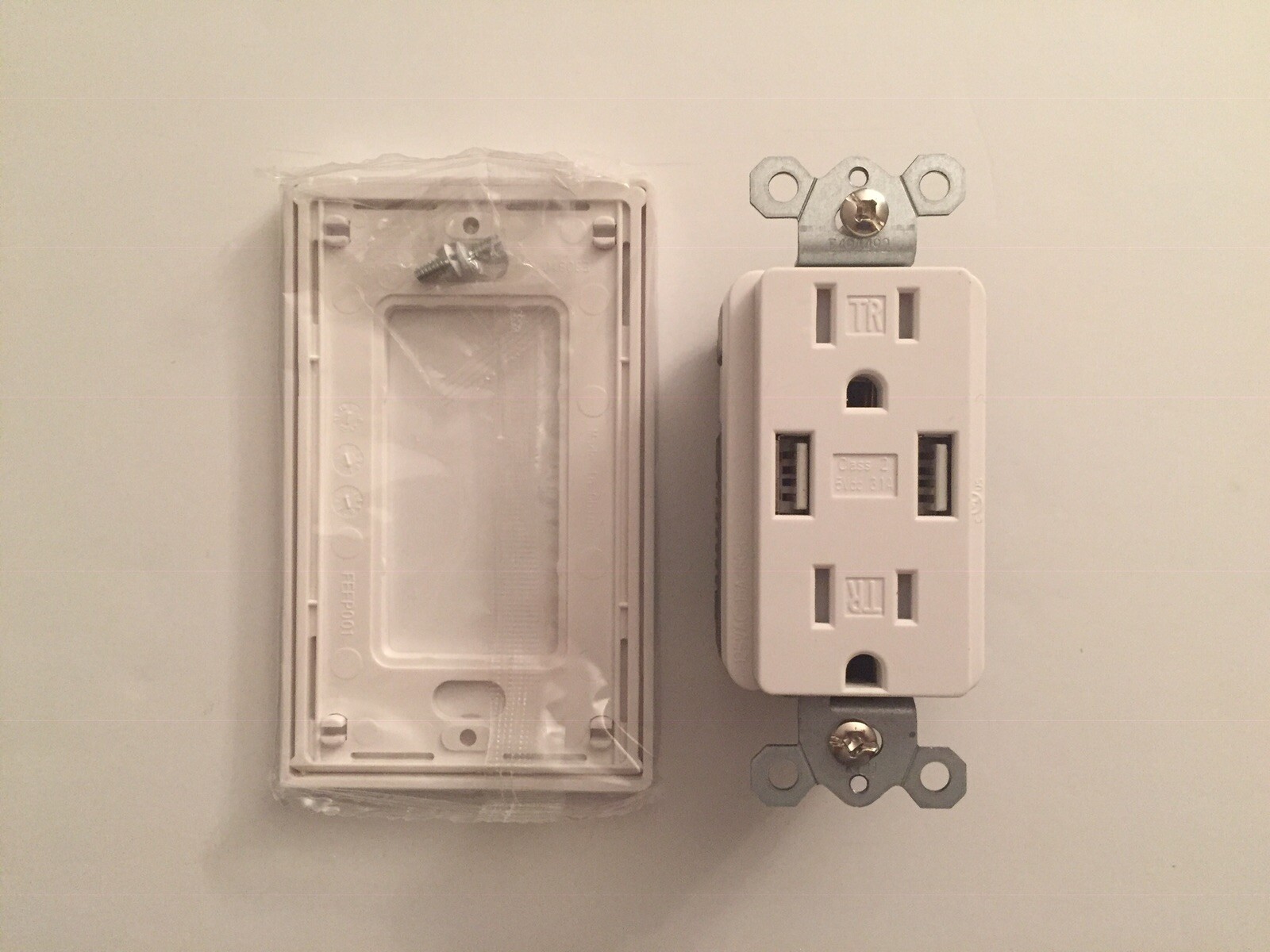 Micmi 3.1A Duplex USB Charger 15A Tamper Resistant Receptacle Wall Outlet – New