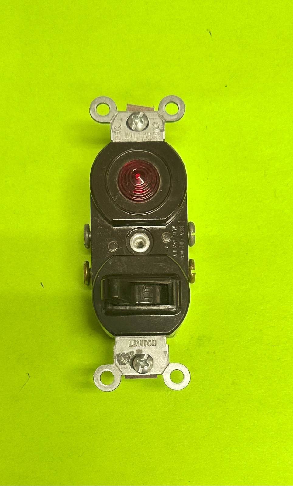 Leviton 5226 COMBINATION SP Toggle Switch & PILOT LIGHT 15A 125V BROWN