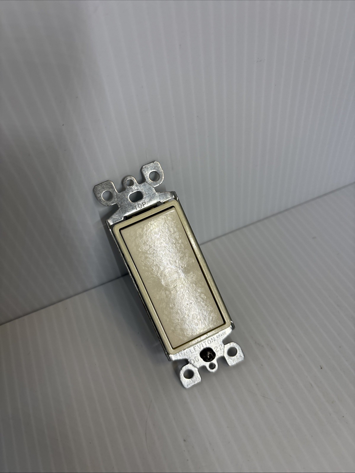 Leviton Light Beige Decora Switch – 3RJW (g)