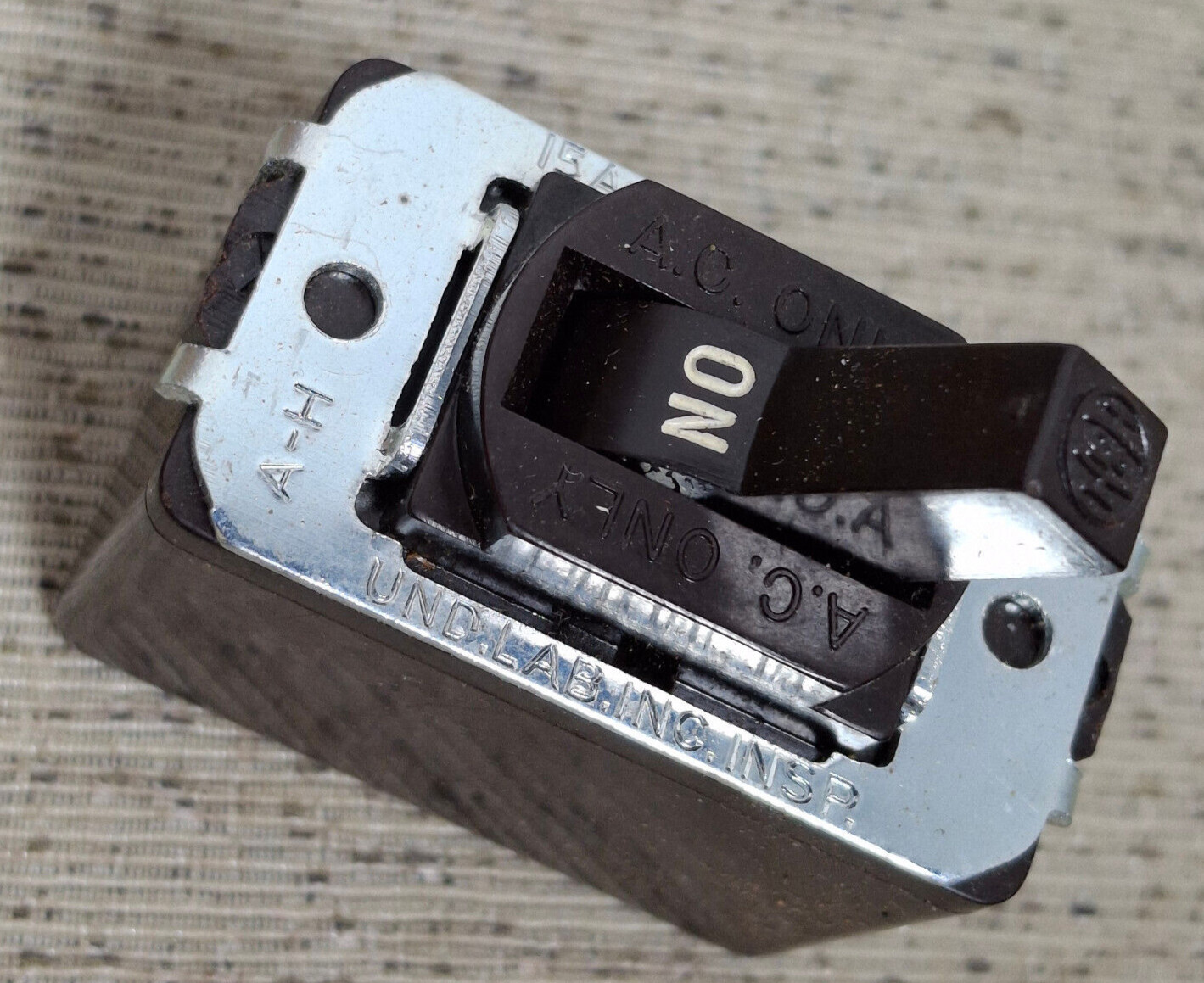 💡 ARROW HART Brown 1 Pole Toggle Switch 15A 120-277V Push In Wire Terminal