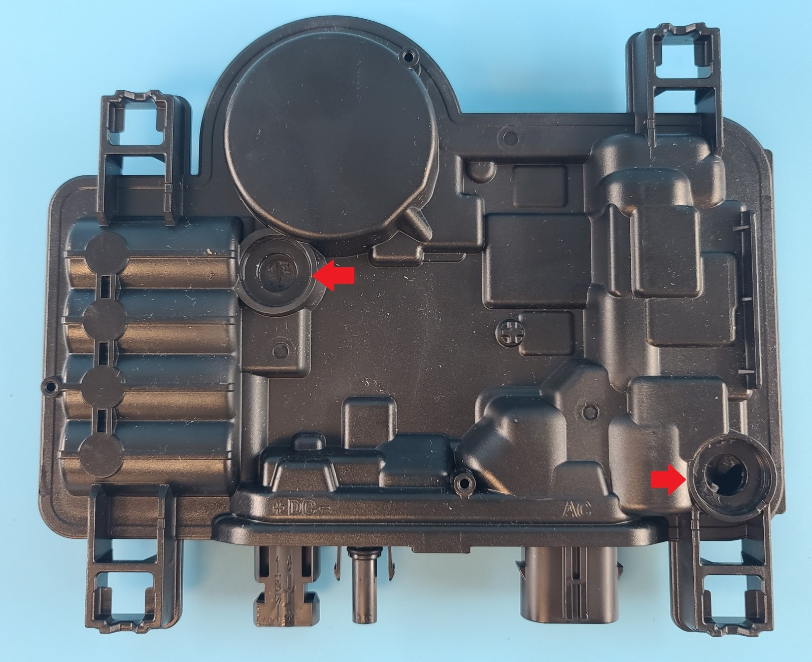 Microinverter (IQ8MC-72-M-US) MC4 Wire Connector no cap and mounting brackets