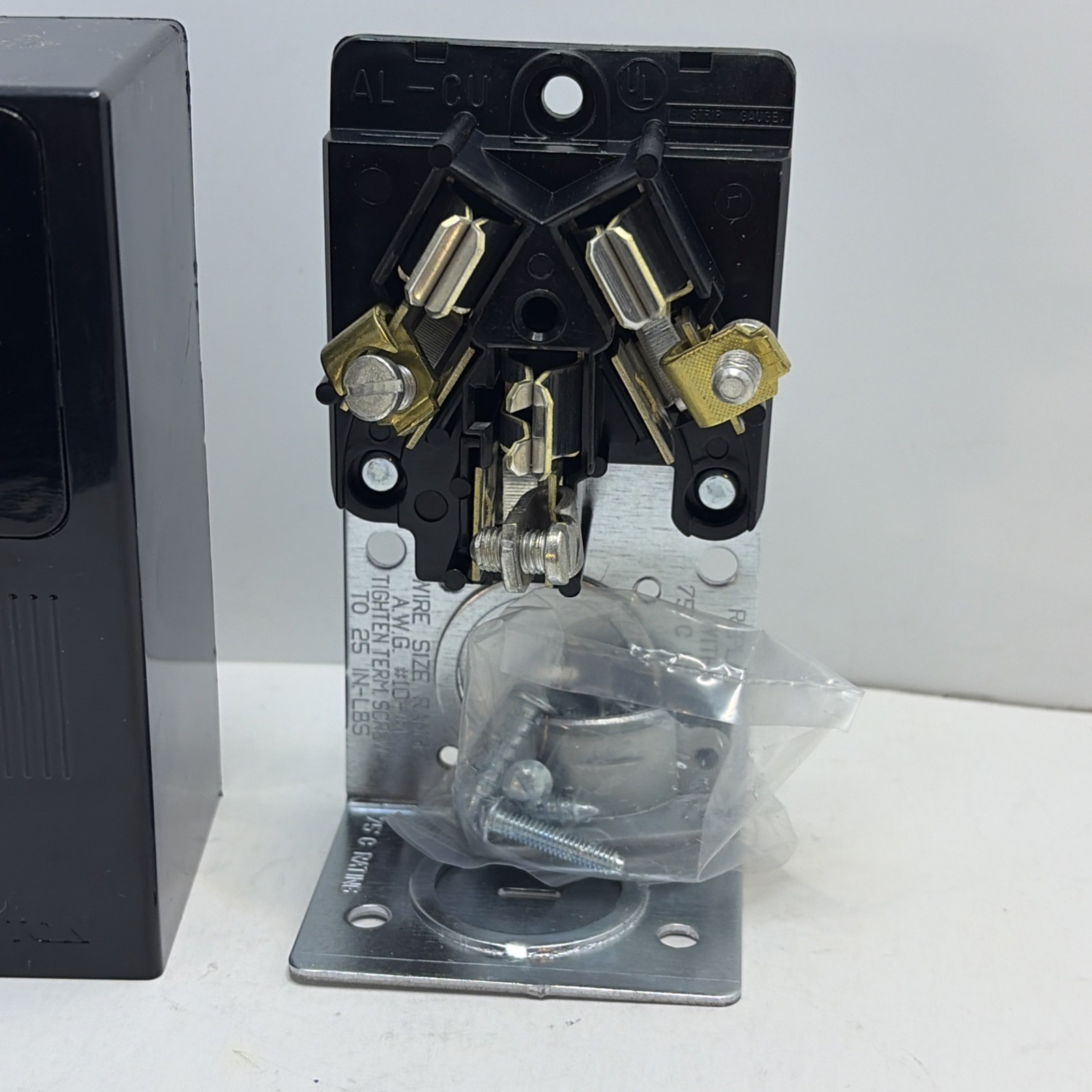 Leviton 50amp 3 prong surface mount power outlet 125/250v 3p, 3w