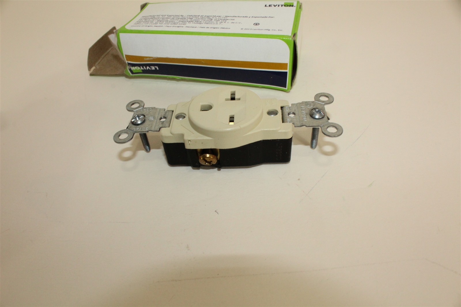 Receptacle 20A 250V Narrow Single Straight Blade Comm Grounding Ivory
