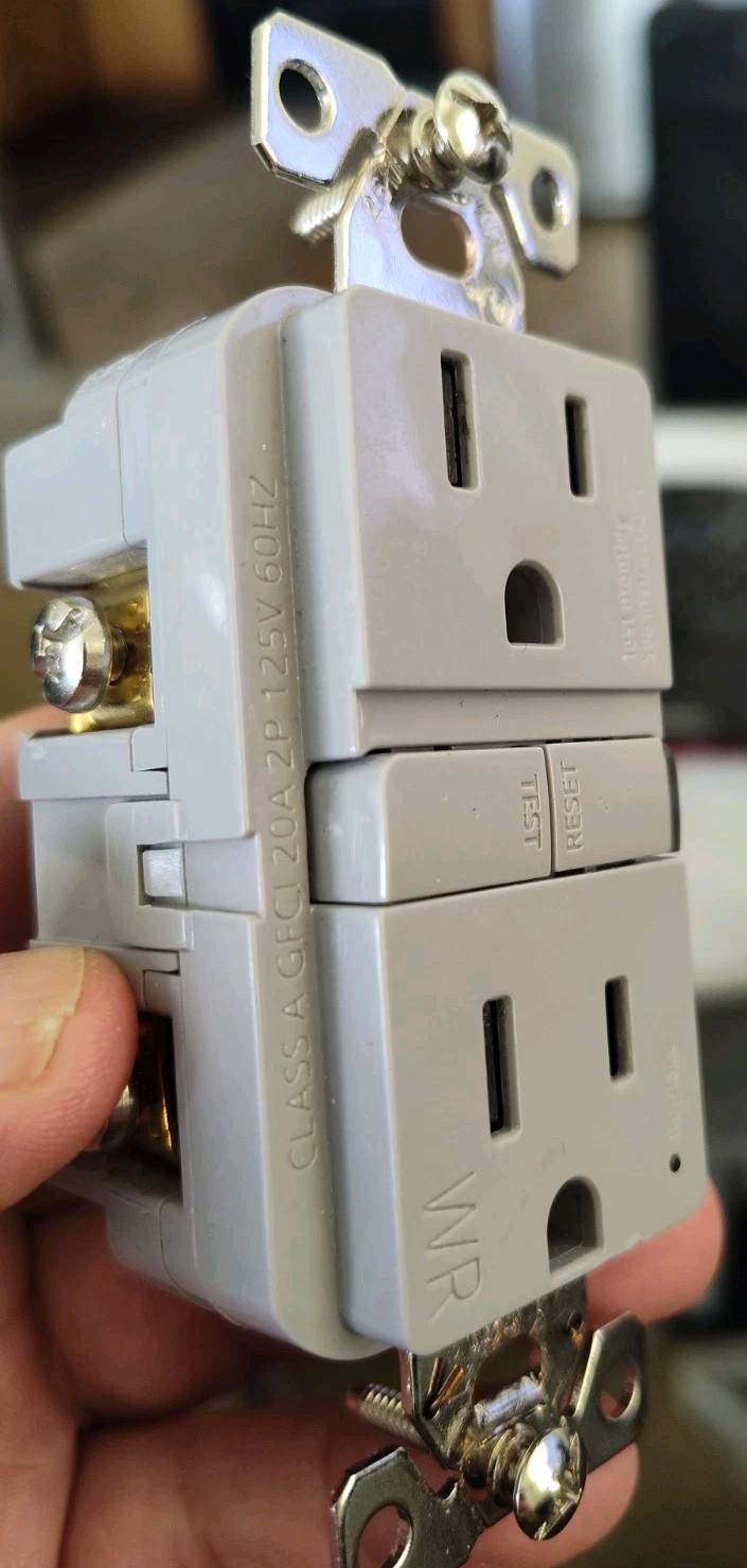 Eaton GFCI20A 20 Amp 125v GFCI Duplex Receptacle Light Almond
