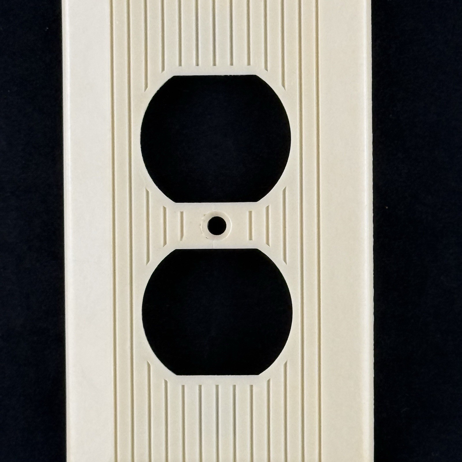 Vintage Ivory Off White Ribbed Single Gang Outlet Cover A2 GE 2.75 x 4.5″